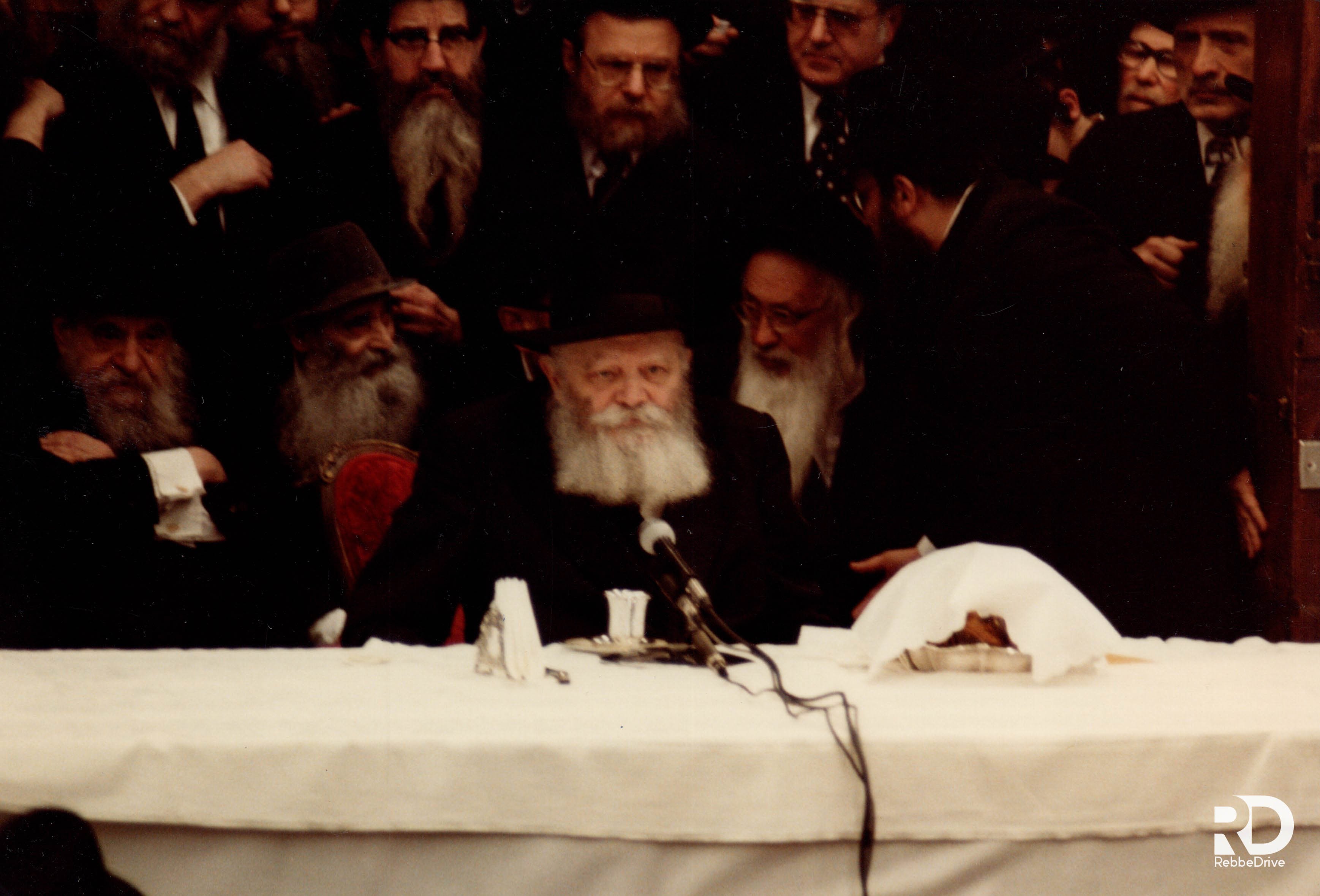 קובץ דברי משיח – ש"פ צו תשמ"ב